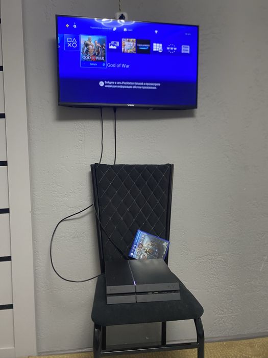 PlayStation 4 с джойстиком и игрой