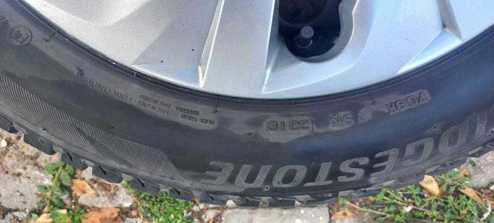 Зимни гуми Bridgestone с железни джанти и оригинални тасове за Тoyota Corolla