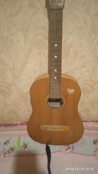 Гитара акустическая шесть струн.