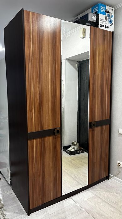 Шкаф плательный коричневый