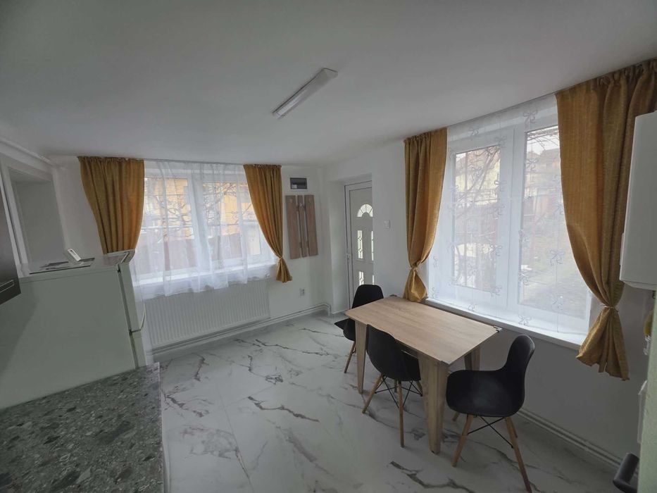 De închiriat – Garsonieră spațioasă la casă, cartier Ștrand