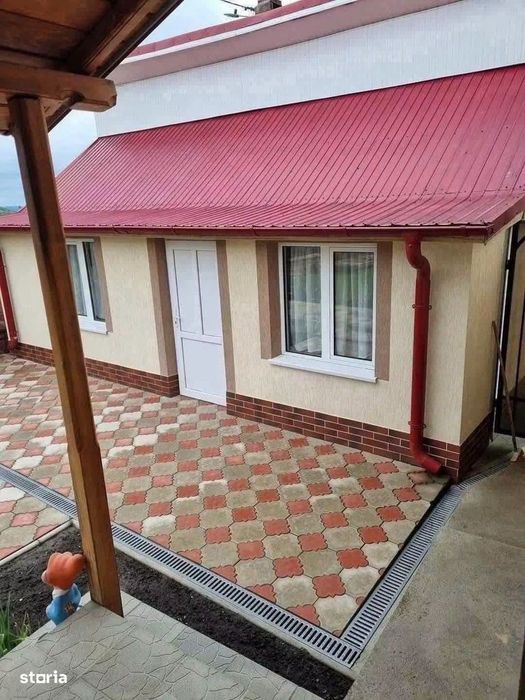 De vanzare vila la 5 min de Roman compusa din 7 camere, 1500mp teren