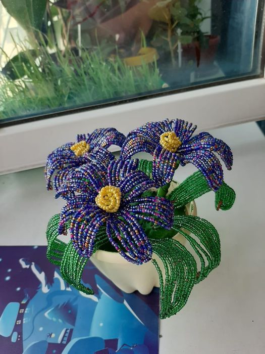 Цветы из бисера в горшочках