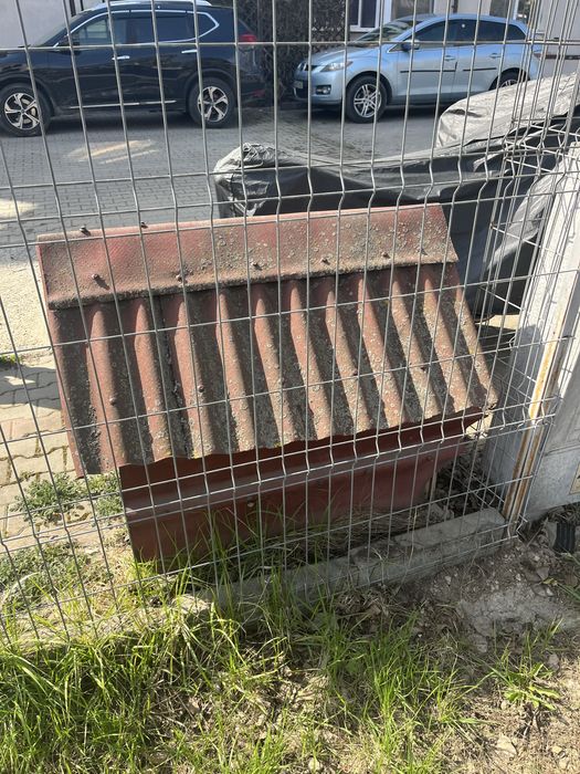 Cusca lemn caine talie mare cu acoperis de sindrila bituminoasa