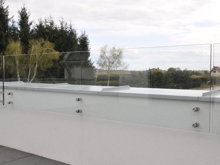 Стеклянний перилла, Стеклянний перегародка