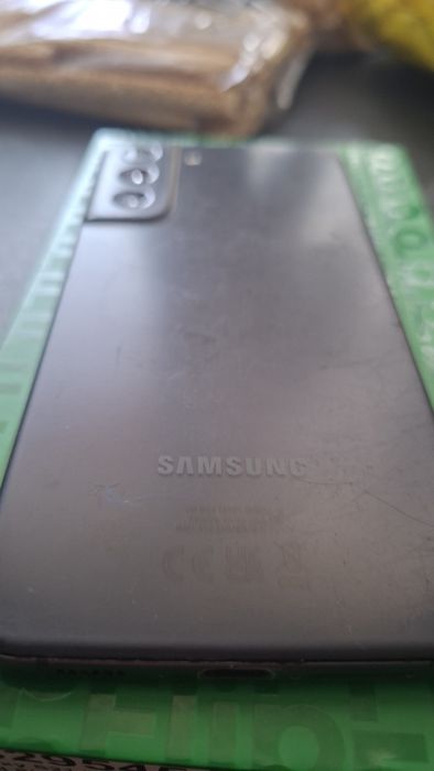 Samsung Galaxy S21 FE 5G - capacul spate desprins + folie Spigen și două huse (livrare OLX)