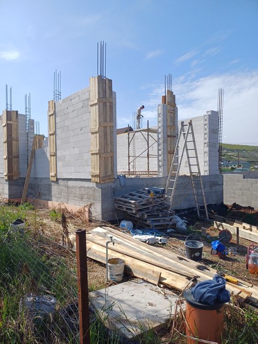 Executăm case la cheie