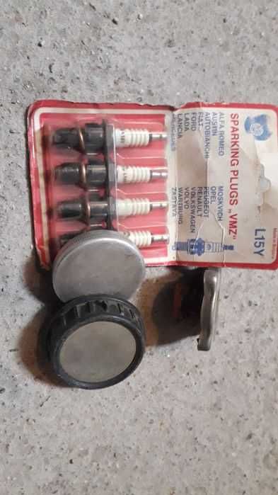 Свещи и Части за автомобили. Свещи плюс 3 броя капачки.