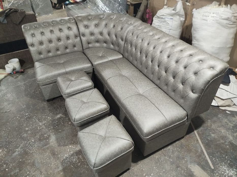 мягкие мебель и кухный уголок