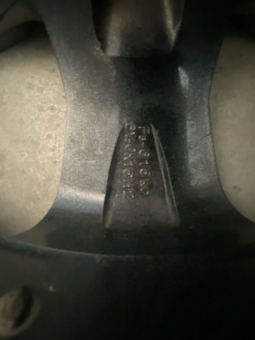 Продам 2 литых диска