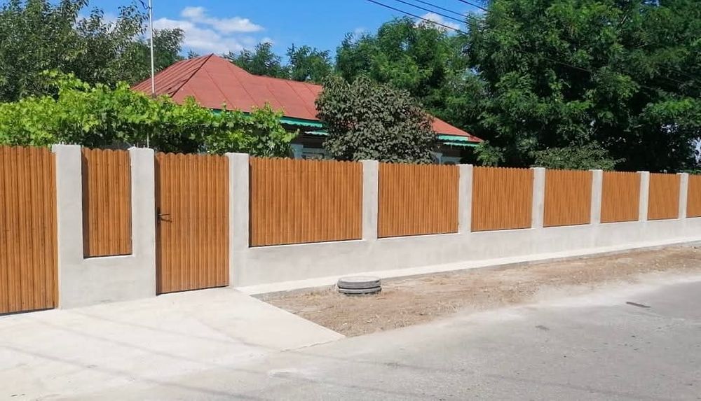 Garduri și porți din jaluzele șipcă metalică place de beton