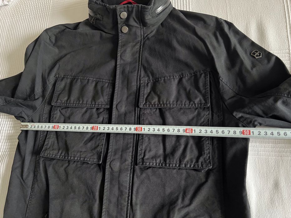 Продавам мъжко / юношеско яке на марката Victorinox