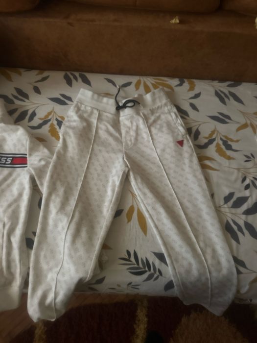 vand compleu guess hanorac m pantaloni s nou