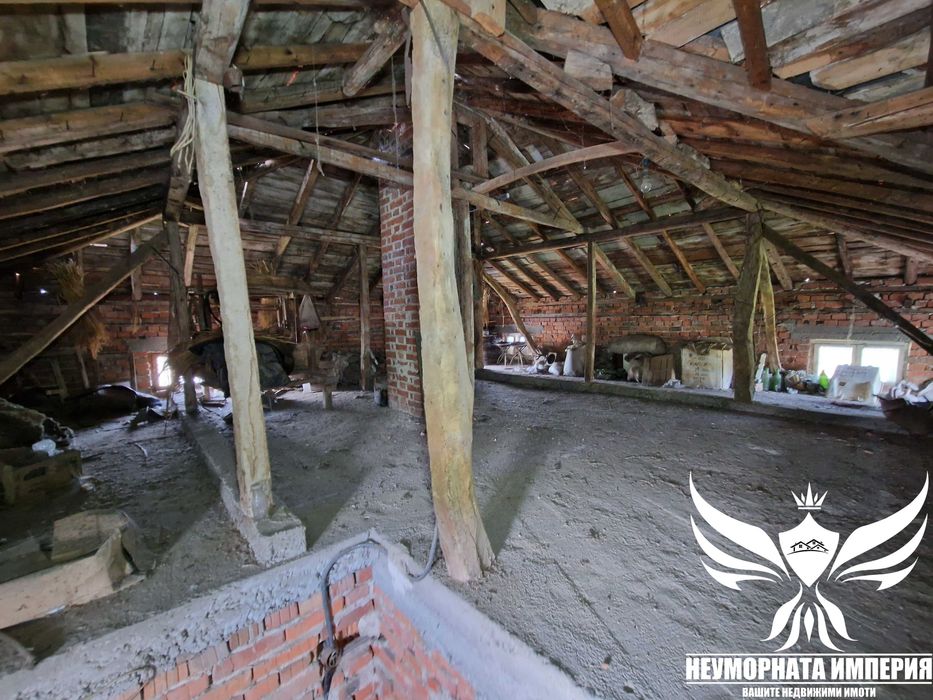 Продавам къща с постройки 250РЗП с 980кв. двор с.Динево