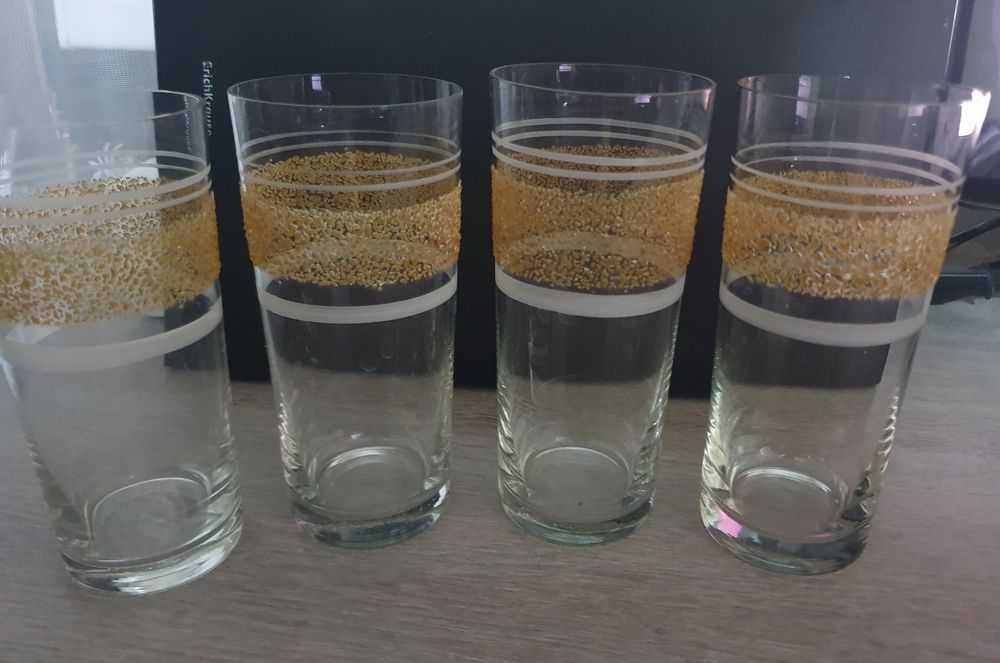 Конфетница, фруктовница, стаканы.