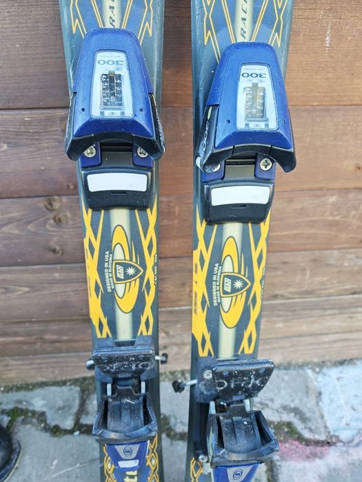 Ски и ски обувки, тротинетка