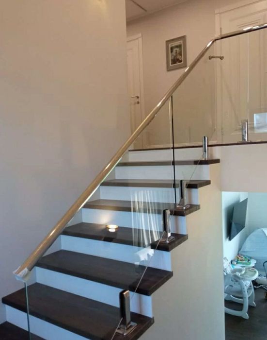 Стеклянные перила ограждения лестницы