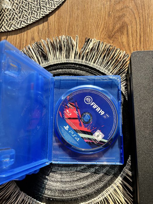 Плейстейшън 4 slim