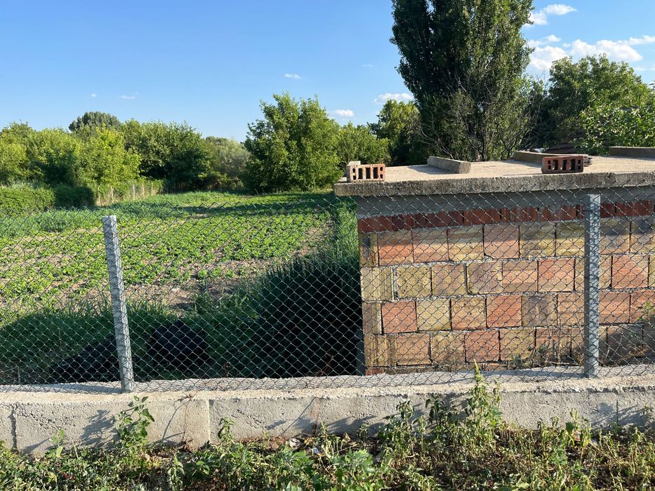 Дворно място до главен път