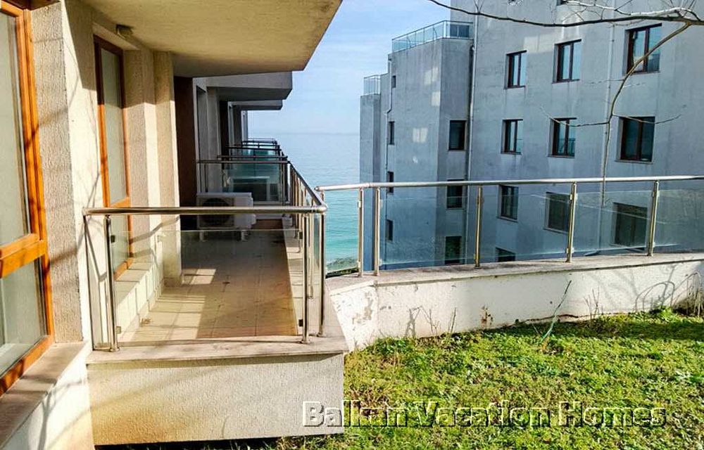 Стилен двустаен апартамент на брега на морето в Бяла