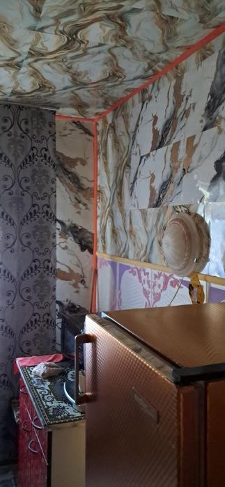 Vind apartament cu doua camere etaj 1cu următoarele ambunătătiri marmură parchet melaminat termopane tot apartamentul convertor boiler electric ușă me