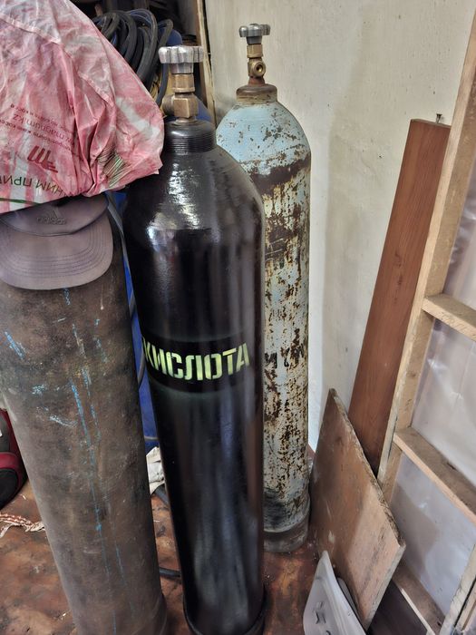 Баллоны разные углекислотный кислородный газовый