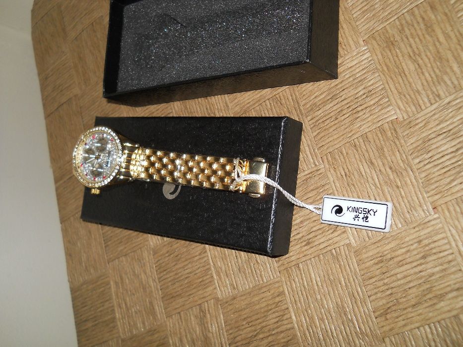 Продавам нов луксозен дамски часовник