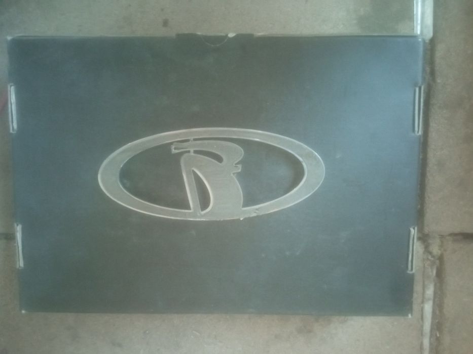 Приора 2  знак на решетку