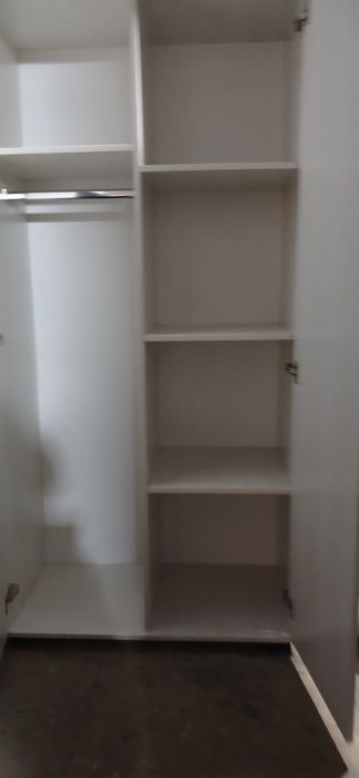 Shkaf polkali veshilkali