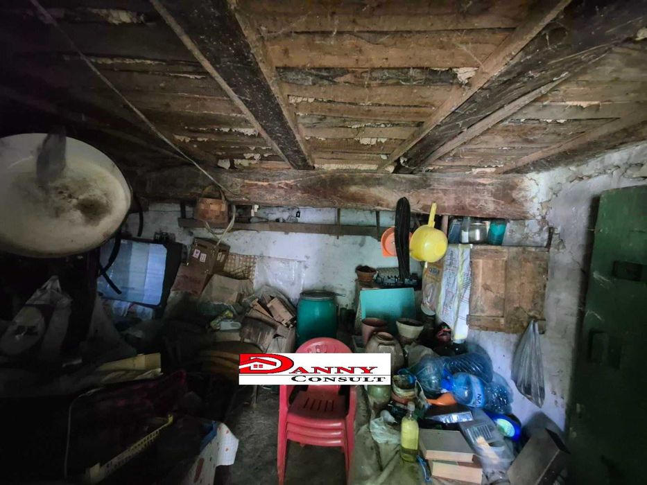 Къща на две нива с двор и кладенец в гр. Сухиндол