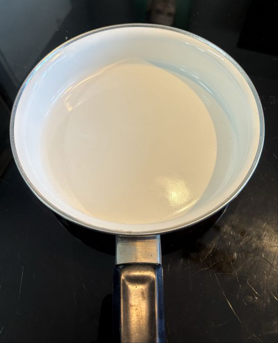 Соц едно времешен български емайлиран тиган