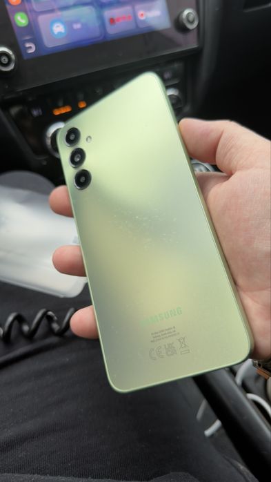 Телефона е на два месеца в много добро състояние