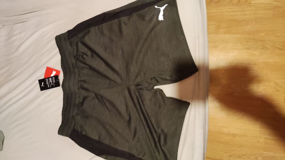 Pantaloni Originali Scurți Puma noi cu Eticheta...
