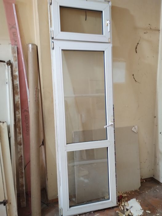 PVC дограма,балконски пистолет и  два отваряеми и прозореца.