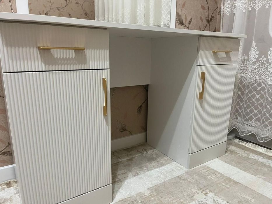 Продается туалетный столик