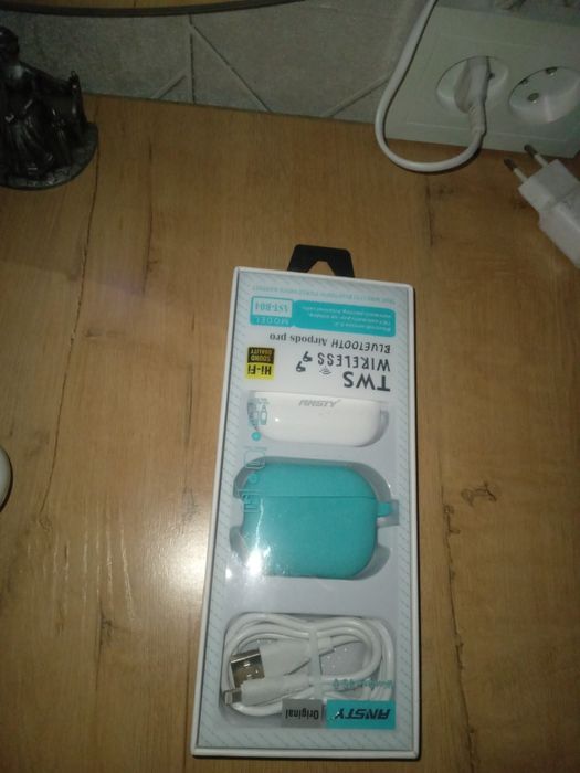 Продам airpods полный комплект