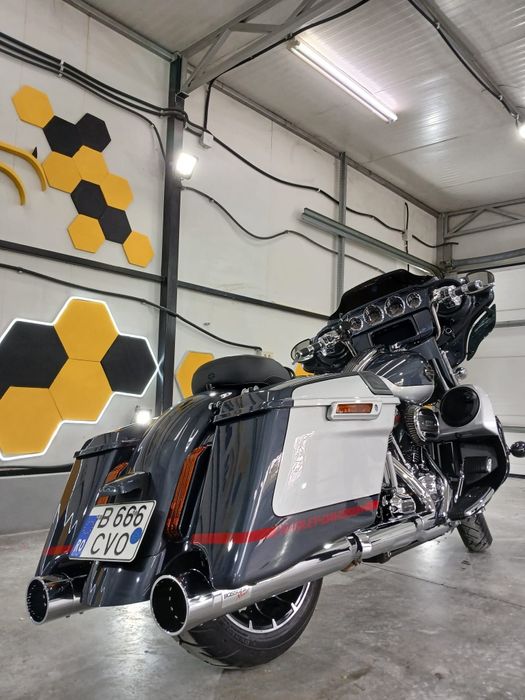 Motocicleta Harley Davidson Street Glide CVO 117