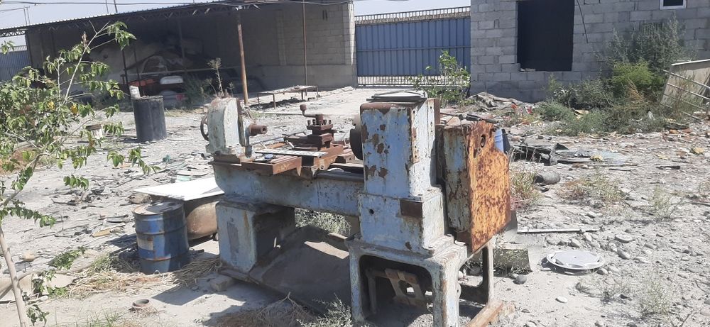 Pechka qopqog'ini ochadigan tokarlik stanogi"