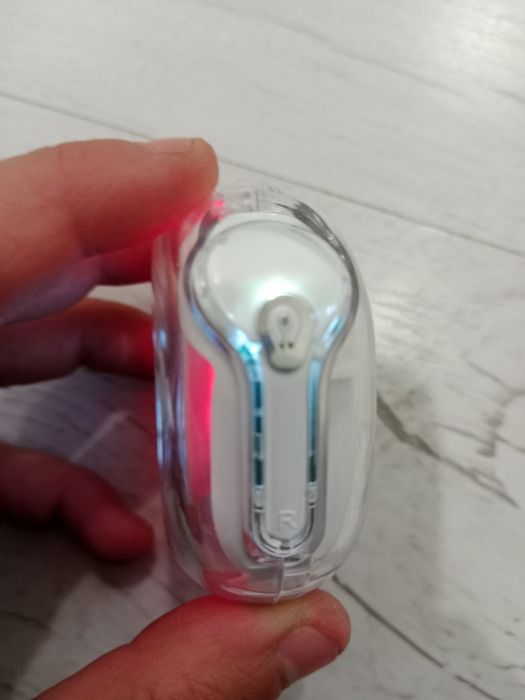 Наушник с блютозм