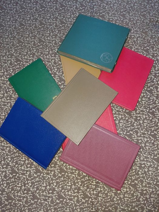 Vând 8 clasoare de timbre