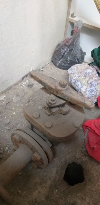 Кран ру10/50 б/у в отличном состоянии.