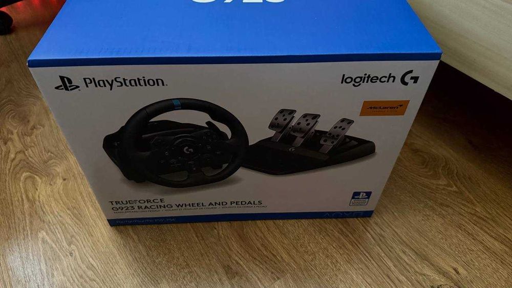 Logitech G923 TrueForce Racing Wheel + Pedals (PS5 / PS4 / PC)