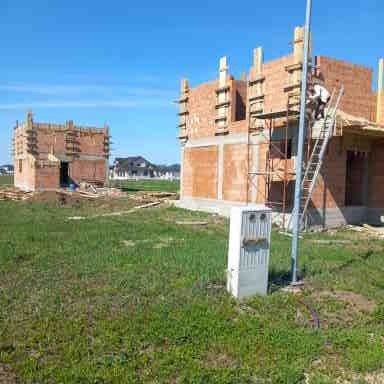 Constructi case la rosu