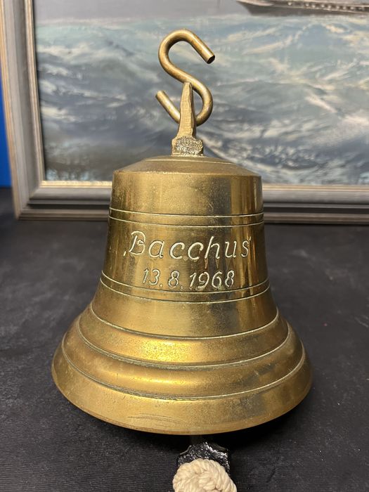 Бронзова,корабна камбана