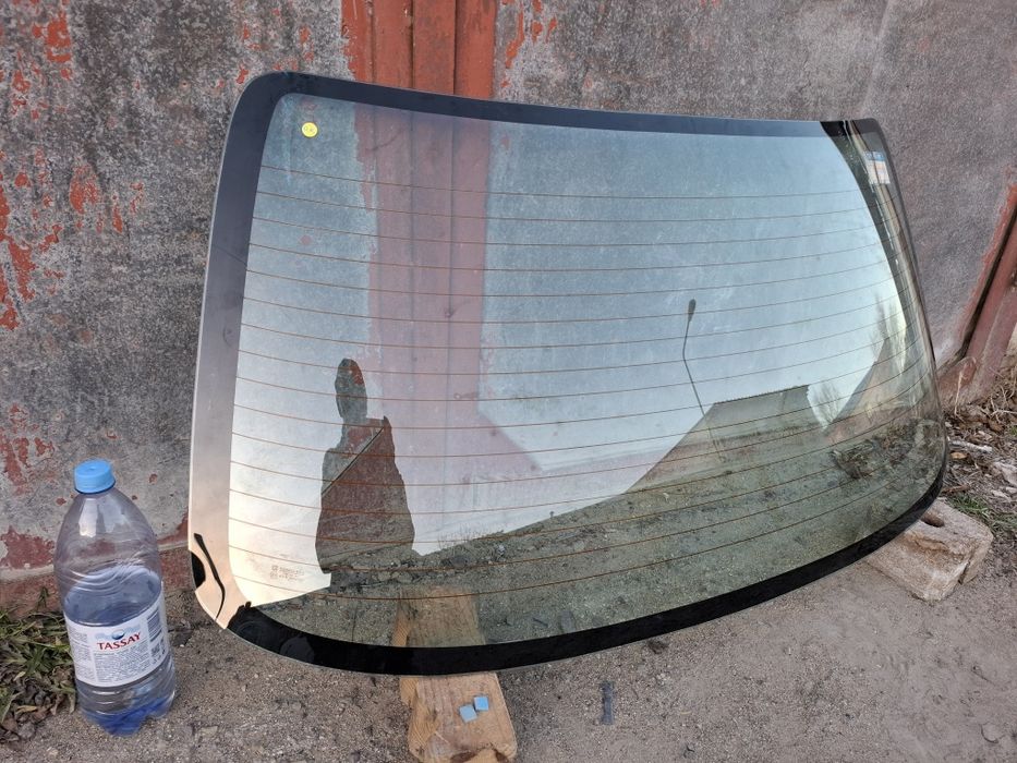 Стекло,заднее  Toyota.