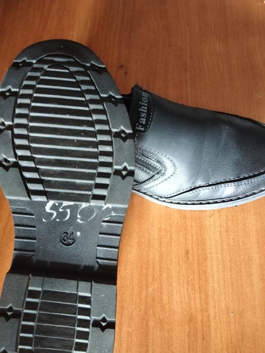 Продам школьные туфли