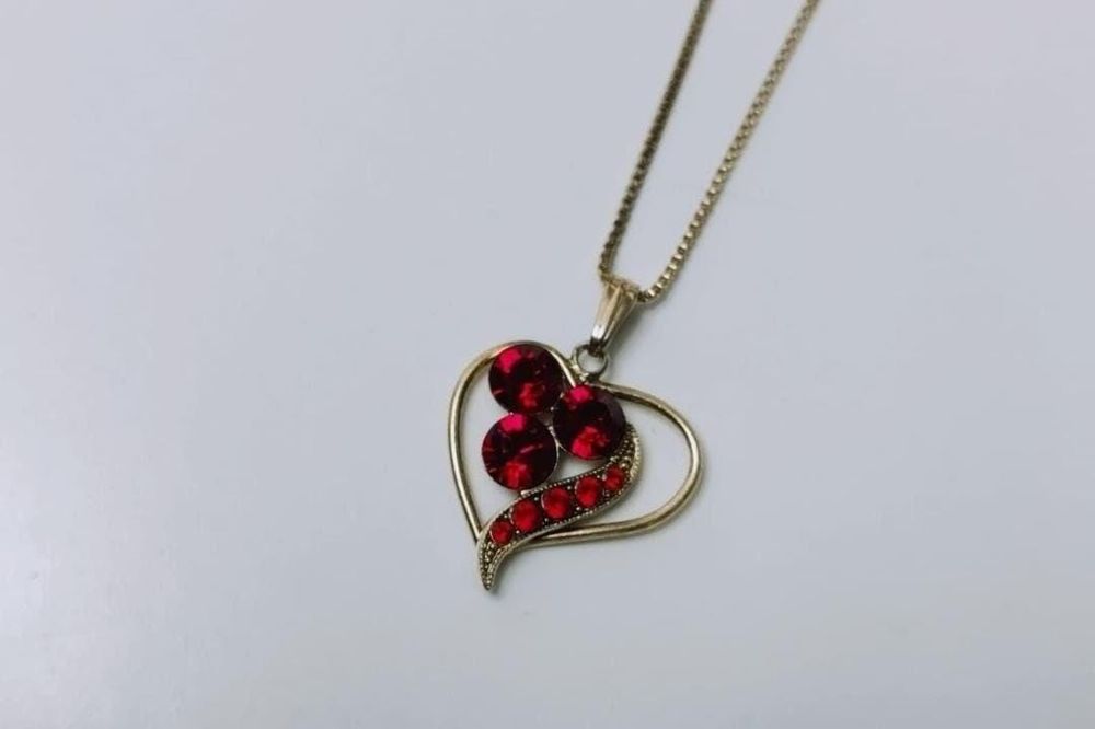 Vechi colier lant cu pandantiv inima si pietre rosii