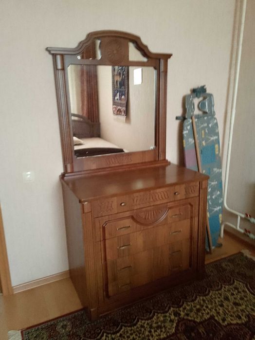 комод с зеркалом.