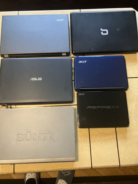 Vand 5 laptopuri si un DVD in diverse stadi de folosinta pentru piese de schimb.  Pret 50 lei/ buc.
