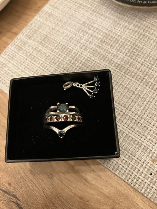 Сребърни пръстени с гранати и сапфири